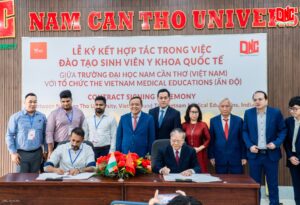 Lãnh đạo Trường Đại học Nam Cần Thơ và Tổ chức VMED ký kết hợp tác.