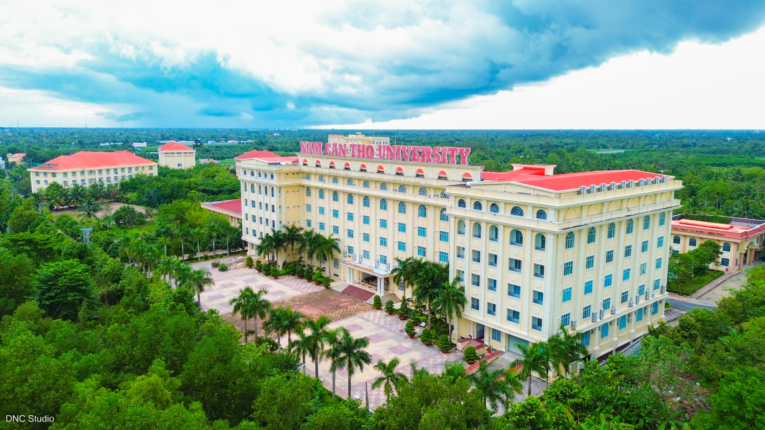 Góc nhìn từ trên cao của DNC School