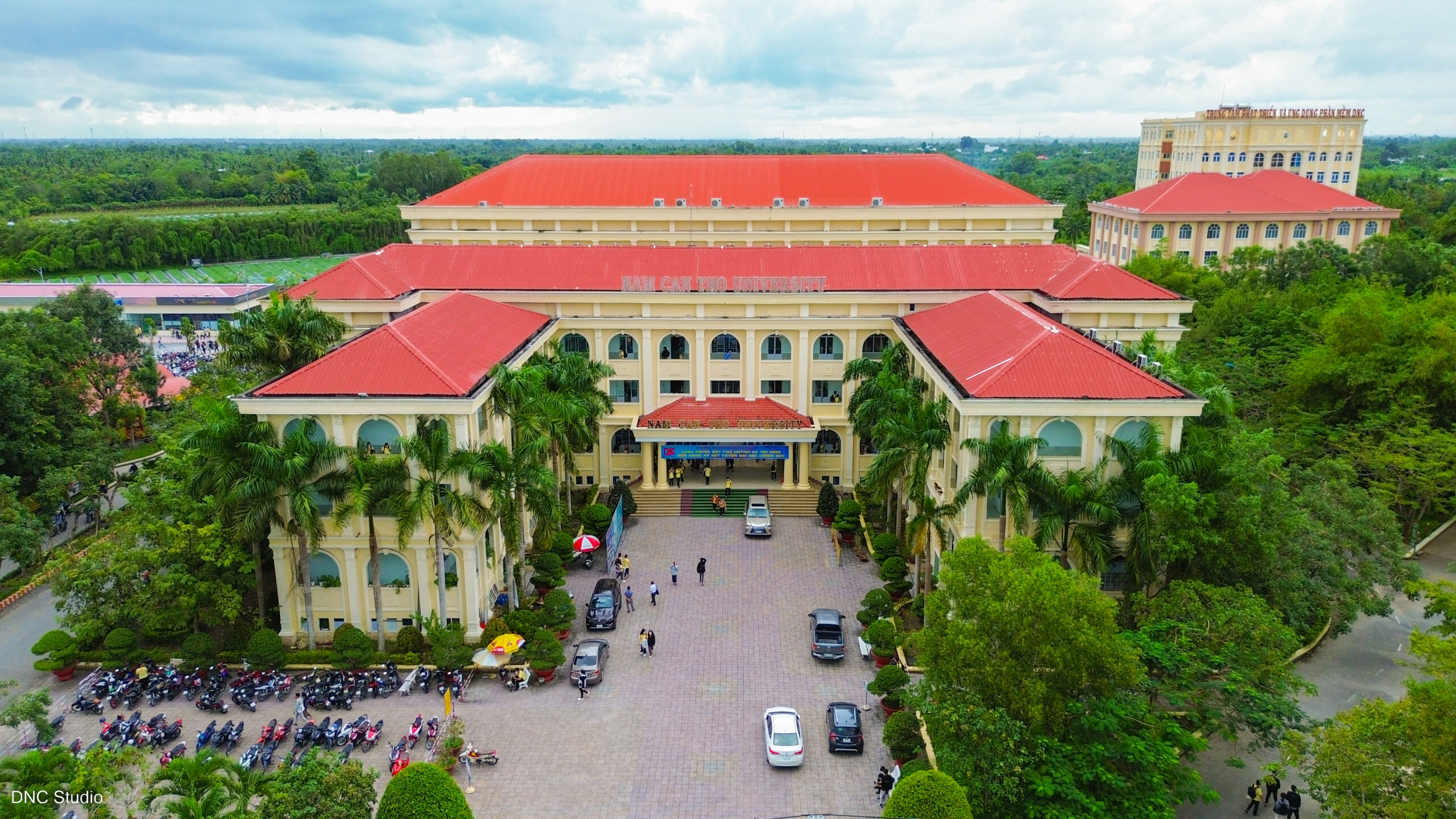 Khuôn viên tổng thể của DNC School